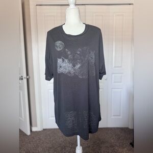 American Eagle Women’s Oversized ‘Wolf Trio’ Graphic Tee size L/XL